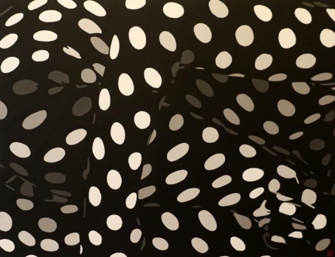  Сега, живеейки в Гърция, тя си напомня тези облици и ги трансформира в картини, като реализира за фена подобен фотографски резултат. Нейните монохромни творби употребяват всъщност единствено черно-бялото и нюансите сред тях и се концентрират върху образната мощ при елиминирането на цветовете. Това са трагични произведения, които показват детайлите в безспорната им елементарност. 