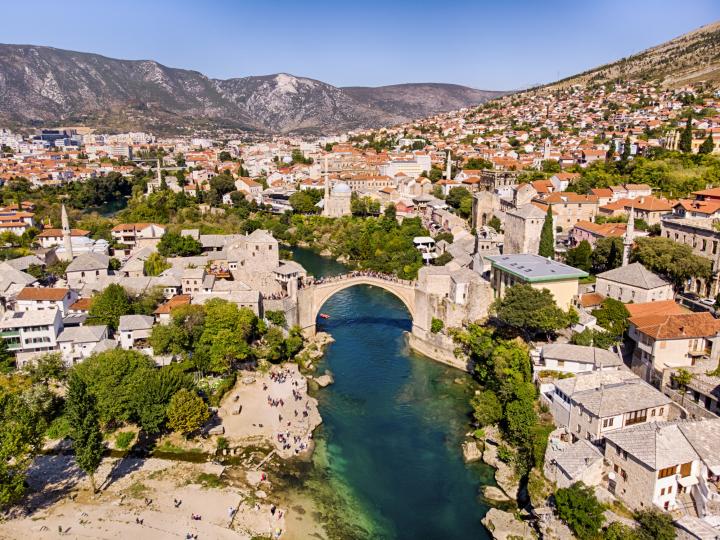<p>Мостар е една от най-популярните дестинации в Босна и Херцеговина. Всяка година малкото градче привлича хиляди туристи. Мястото е съчетание от невероятна природа, история и архитектура. Наричат го градът с калдъръмените улички и приказния &bdquo;Стар мост&rdquo;.</p>