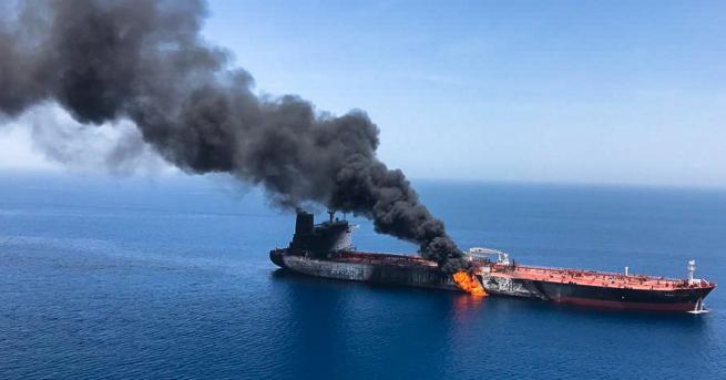 Свят Петролни танкери са ударени от торпедо край Иран Те