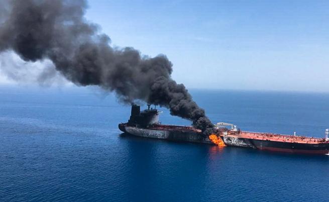 Петролни танкери са ударени от торпедо край Иран