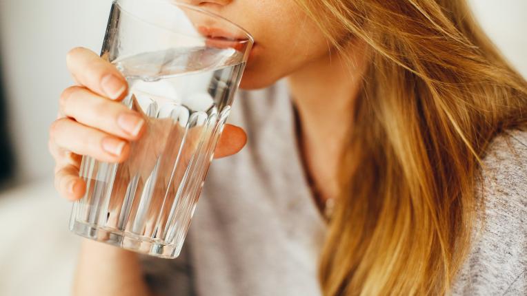Чаша вода на празен стомах: ритуалът, който трябва да започнете още днес