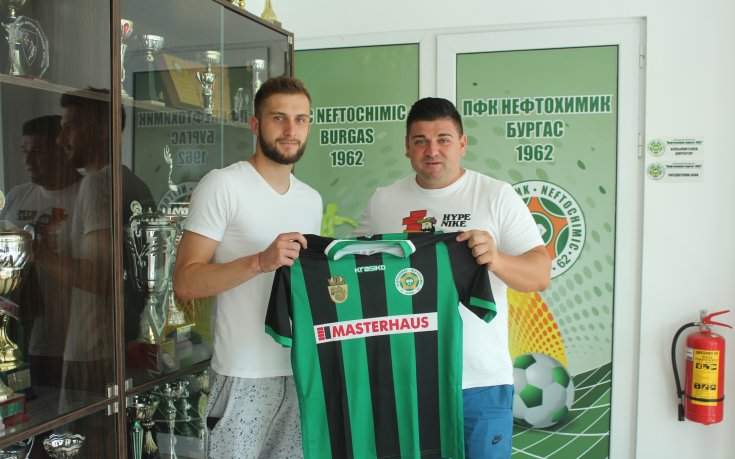 Нефтохимик подписа с нападател