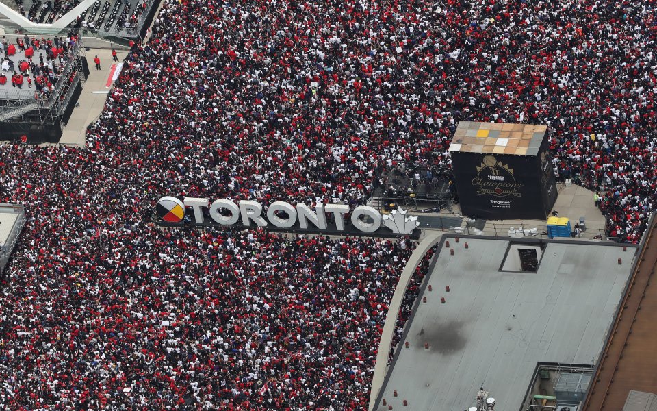 Буквално милиони фенове от цяла Канада се събраха в Торонто,