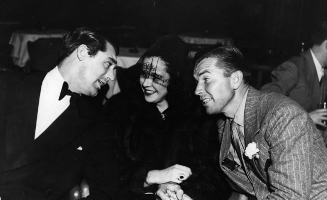  В компанията на актьорите Кари Грант и Брус Кабът 