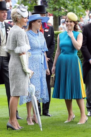 <p>Две сестри в синьо - принцеса Беатрис и принцеса Южени.</p>