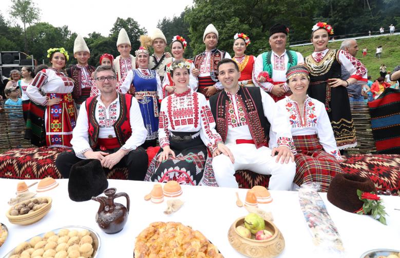  С пресъздаване на традициите, свързани със северняшката женитба, приключи четвъртият Национален фолклорен събор „ Леденика “ край едноименната пещера във Врачанския балкан. Младоженците Петя и Калин дружно със самодейците от танцов състав „ Мездра “ пресъздадоха най-важните ритуали, свързани със сватбите в Северозападна България 
