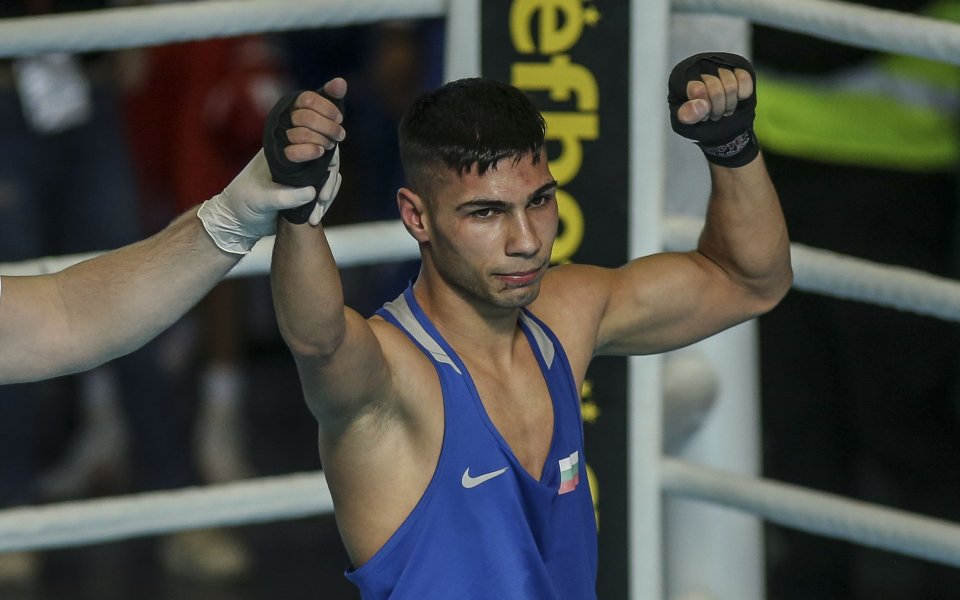Даниел Асенов с категорична победа на старта в категория до 52 кг