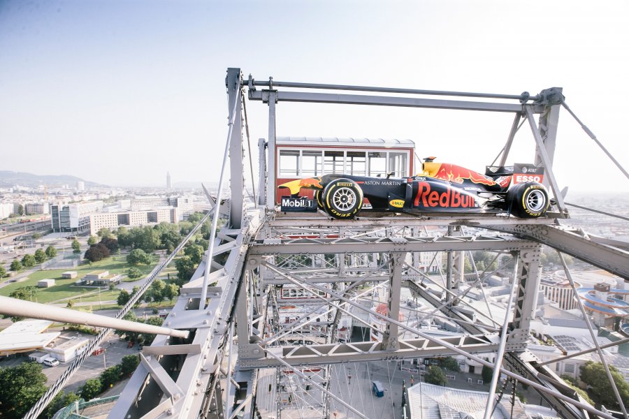 Състезателният Aston Martin на Red Bull се повози на виенско1