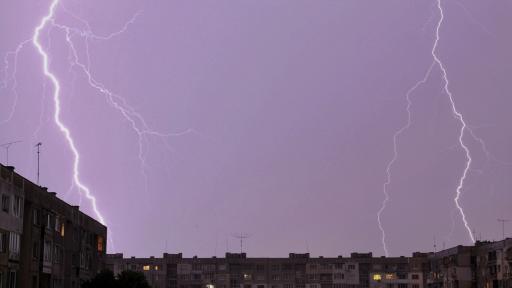  Мълния изпепели къща 