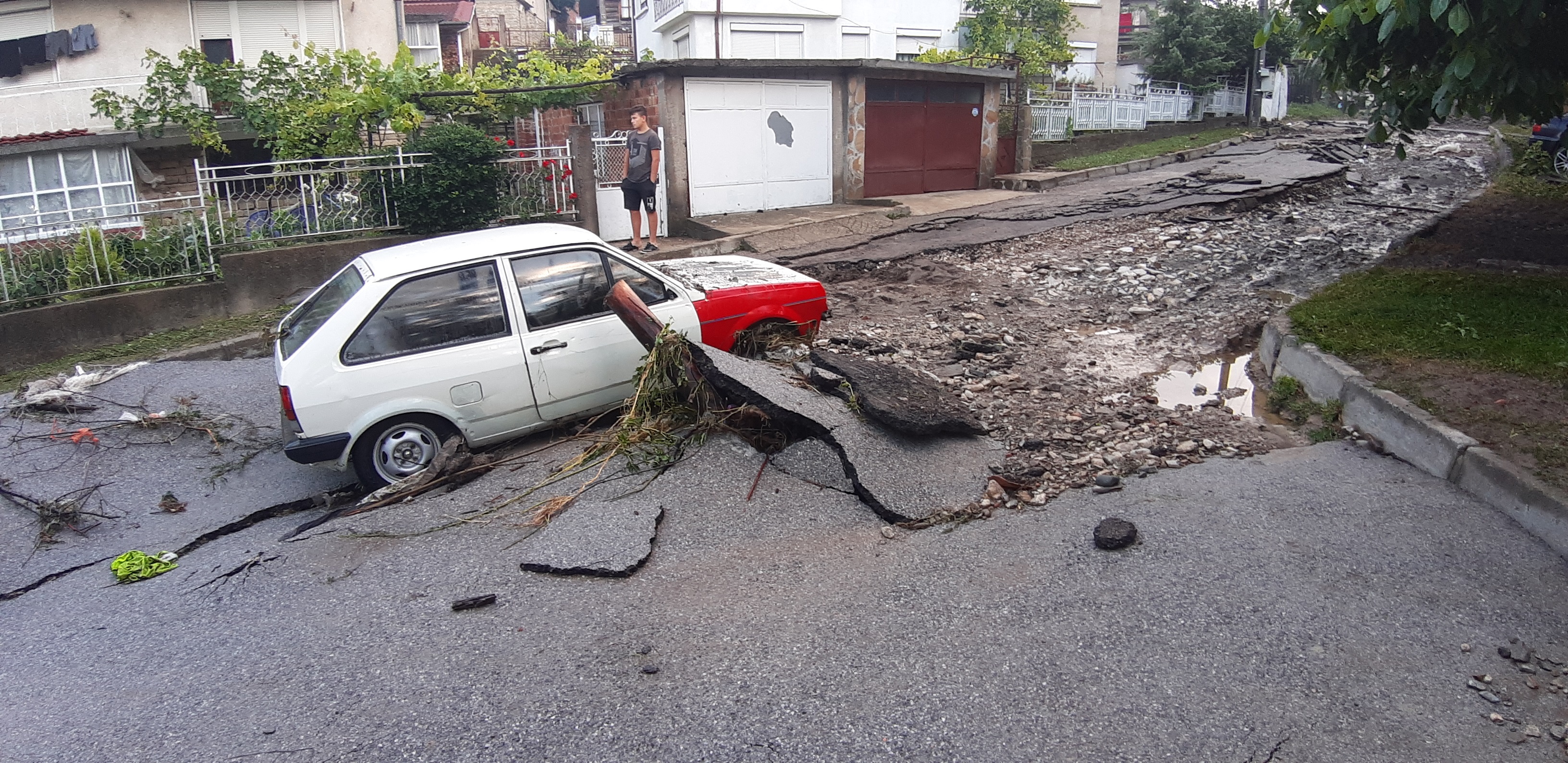 В Котел е обявено бедствено положение. Реката в балканския град излезе от коритото си и заля къщи и улици. 20 имота са наводнени, а жителите на три от тях са евакуирани.  Около 80 л/кв.м са били валежите в сряда в Котел.