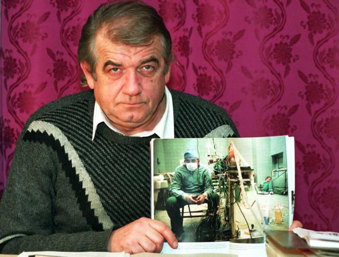  1992: Д-р Релига Сбигниев държи популярната фотография. 