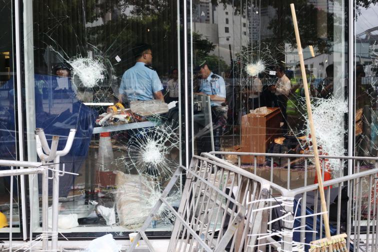  Демонстранти против пропекинското държавно управление нахлуха в постройката на Народното събрание в полуавтономната територия Хонконг в понеделник вечерта и развяха знамето от епохата на английския колониализъм, откакто щурмуваха зданието в деня на годишнината от връщането на... 