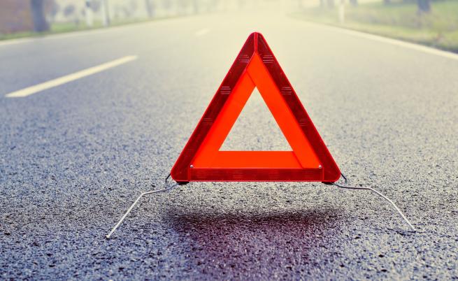  Челен удар сред бус и кола, има ранени 