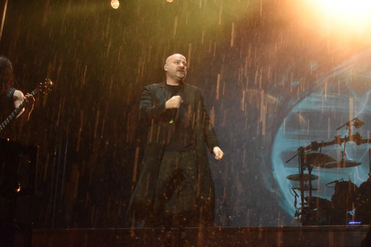  Вокалистът на бандата Дейвид Дреймън съобщи от сцената на Hills of Rock, че боговете са ядосани, само че прави оценка това, че никой от почитателите не си потегли. 