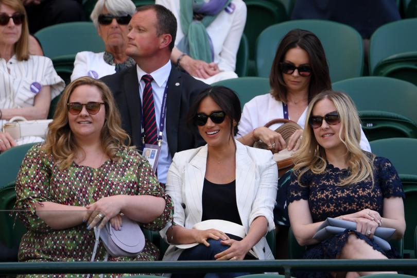 <p>Херцогинята от Съсекс Меган Маркъл се появи изненадващо на Уимбълдън. Тя присъства на тенис мач на приятелката й Серена Уилямс. Това е втора публична поява на съпругата на принц Хари в рамките на седмица. Меган бе облечена в характерния за нея стил - в черно и бяло.</p>