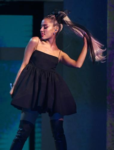  <br> Поп певицата и тийн кумир Ариана Гранде е известна със своята хубост, гений и шлагери, само че и със своята дълга конска опашка, която се оказва не е единствено красива, само че от време на време и мъчителна. Певицата намерено съобщи, че конската опашка, към която има екстеншъни, съвсем постоянно я довежда до болки в главата. <br> 