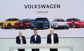  Херберт Диес (по средата), ръководител на борда на шефовете на Volkswagen AG, афишира финансовите резултати на концерна за 2018 година 