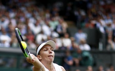 Румънската тенисистка Симона Халеп отиграва топката по време на финалния