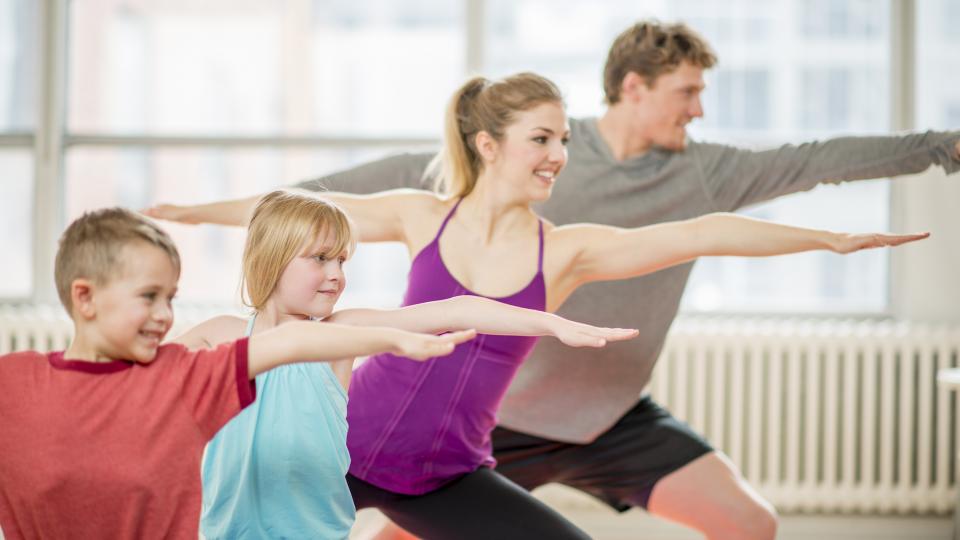 Семейна йога – забавно и полезно време заедно