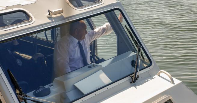 България Бойко Борисов подкара катер Бързоходният моторен катер 213 е