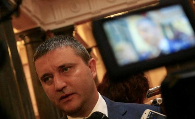 Горанов: Директорът на НАП е в отпуск, едва ли си изкарва добре