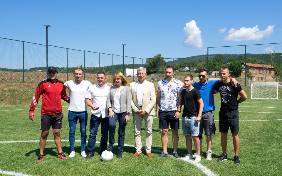 Кметът на София Йорданка Фандъкова официално откри чисто ново футболно