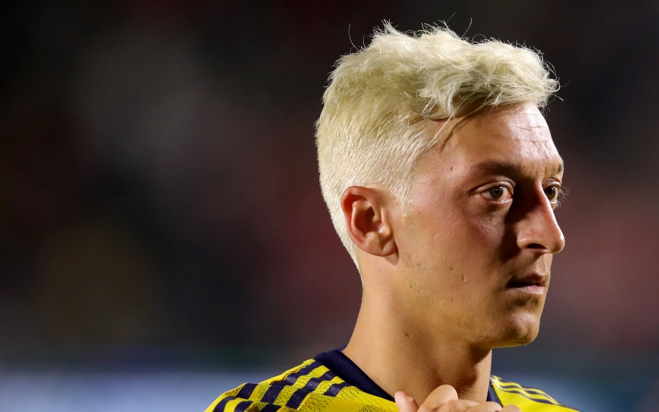 Арсенал ще бъде без Месут Йозил и Сеад Колашинац за