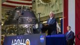  Американският вицепрезидент Майк Пенс показва капсулата Orion 
