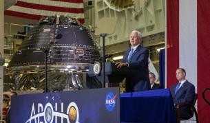 Американският вицепрезидент Майк Пенс представя капсулата Orion