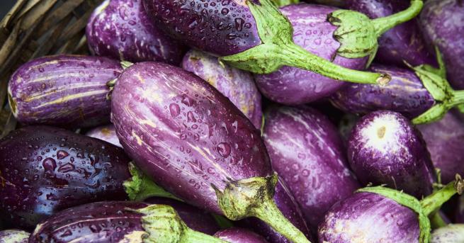 Заради съдържанието на соланин каквото впрочем съдържат както картофите така и доматите