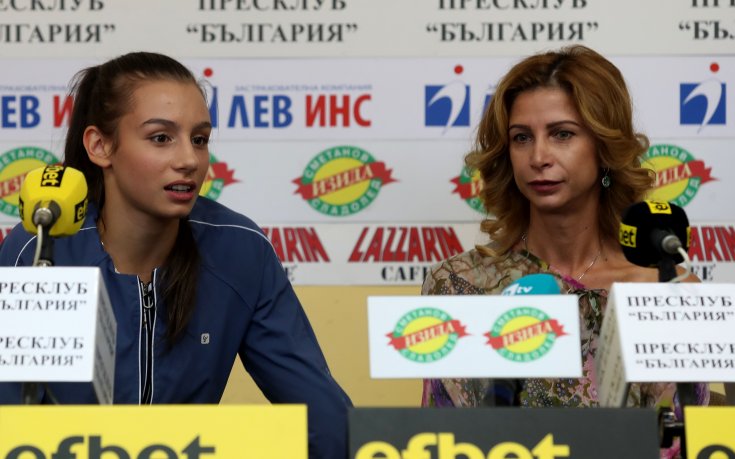 Закачка с намигване между треньор и гимнастичка на ансамбъла