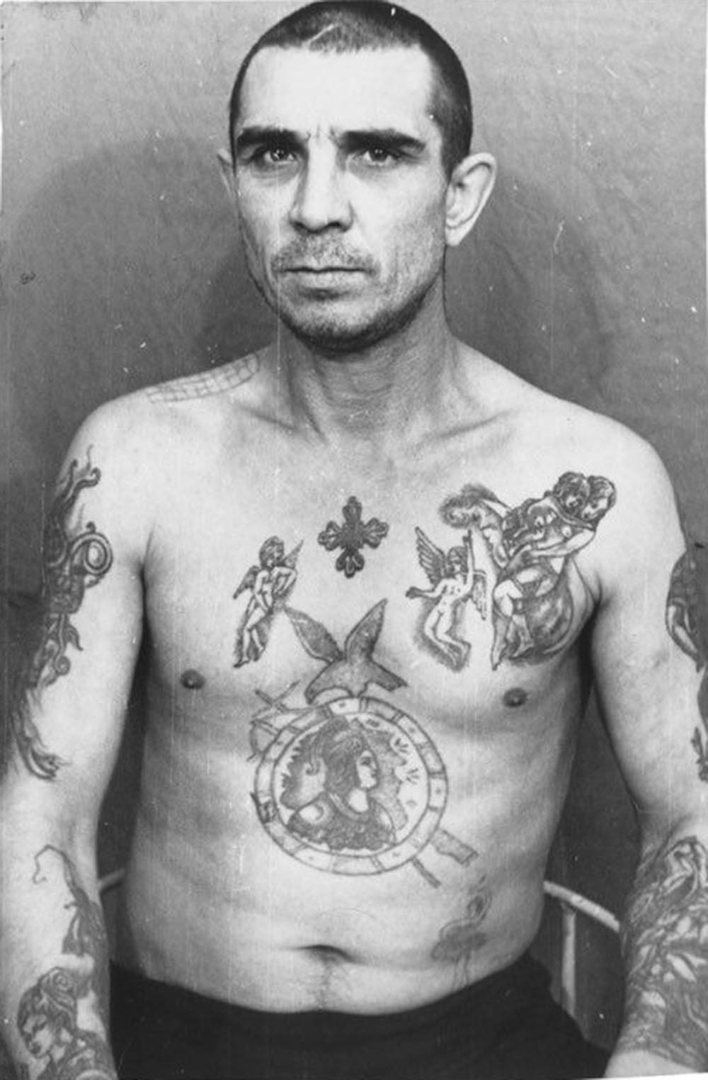 <p>Стилът на татуировките на този затворник издава висок ранг. Той обаче не носи нито звезди, нито пагони, което означава, че не принадлежи към голям клан и няма влияние над другите престъпници.</p>