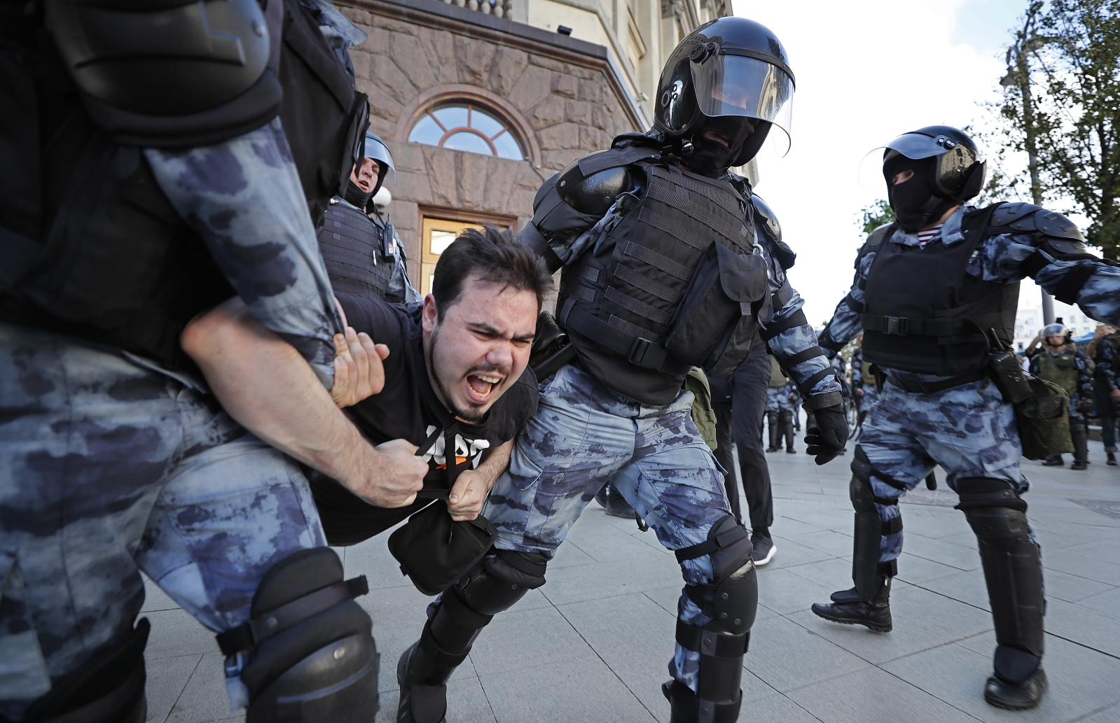 <p>Руската полиция е арестувала 1373 души, излезли&nbsp;в събота&nbsp;на демонстрация в Москва с искане за свободни избори. Това са данни на неправителствената организация &quot;ОВД-Инфо&quot;, според която това е най-големият брой арести от протестното движение през 2012 г. срещу завръщането в Кремъл на Владимир Путин, предаде Франс прес.</p>
