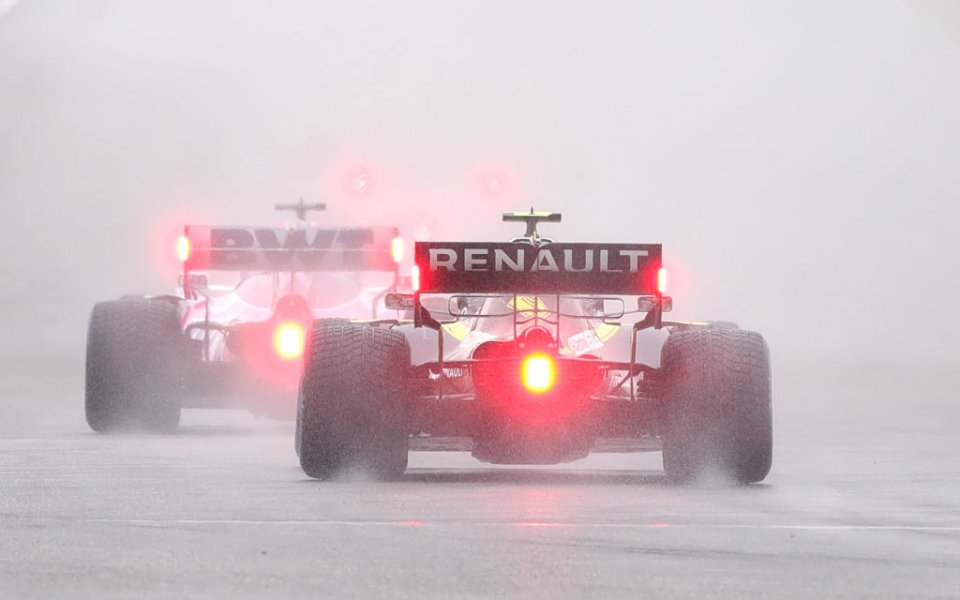 Камион на Рено от Формула 1 е катастрофирал