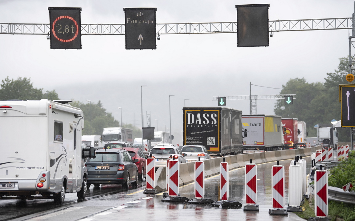 <p>Губернаторът на австрийската провинция Тирол Гюнтер Платер обвинява летовниците, че задръстват второстепенните пътища и замърсяват тиролските села и долини, търсейки алтернативни маршрути, за да избегнат задръстванията и да не плащат такса за магистралата при Бренер, която води към Италия.</p>