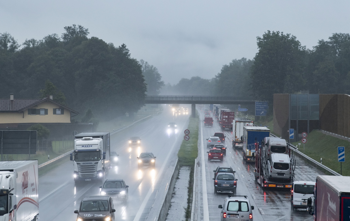 <p>Италия и Германия се оплакаха в съвместно писмо до еврокомисаря по транспорта Виолета Булц за блоковото обработване по коридора Бренер. При тази схема Австрия отпуска само определен брой часови квоти за преминаване на тежкотоварни камиони - обикновено от 250 до 300 - през границата, за да няма задръствания по австрийските магистрали.</p>