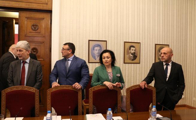 Президентът Румен Радев проведе среща с отговорните министри за чумата по свинете. На срещата присъстват: Томислав Дончев, Десислава Танева, Младен Маринов, Нено Димов.