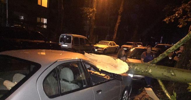 България Караянчева Ураганът в Кърджали смачка колата на баща ми