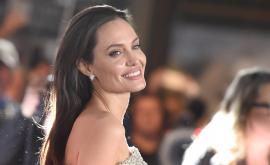  Анджелина Джоли 