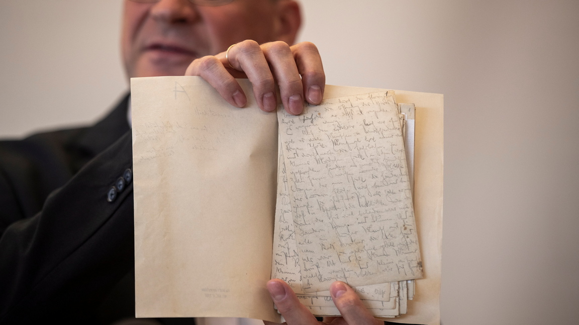 <p>Макс Брод, също като Кафка с еврейско потекло, през 1939 г. бяга от настъпващите националсоциалисти. Той напуска Прага и се отправя към Палестина с един куфар. В него няма лични вещи, а единствено ръкописите и кореспонденцията на Кафка.</p>