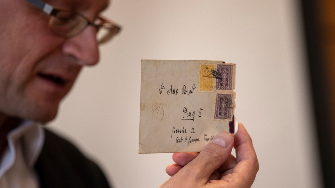 <p>Редица пощенски картички, писма, ръкописи, списания, тетрадки, скици и др. са прехвърлени в Националната библиотека на Израел, след заповед на израелските и швейцарските съдилища за отваряне на трезори в Цюрих, които съхраняват материалите от десетилетия</p>