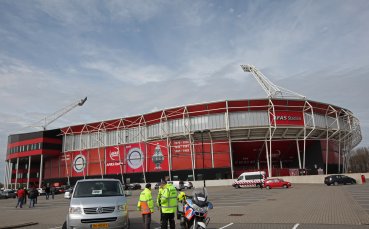 Част от козирката на стадиона на АЗ Алкмаар рухна Шокиращи