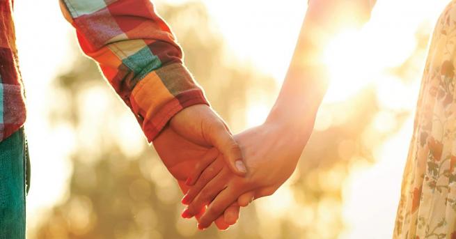 Аника Роуз е странно момиче Съчетава розова пола с червена