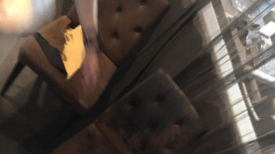  Мъже потрошиха заведение пред клиенти 