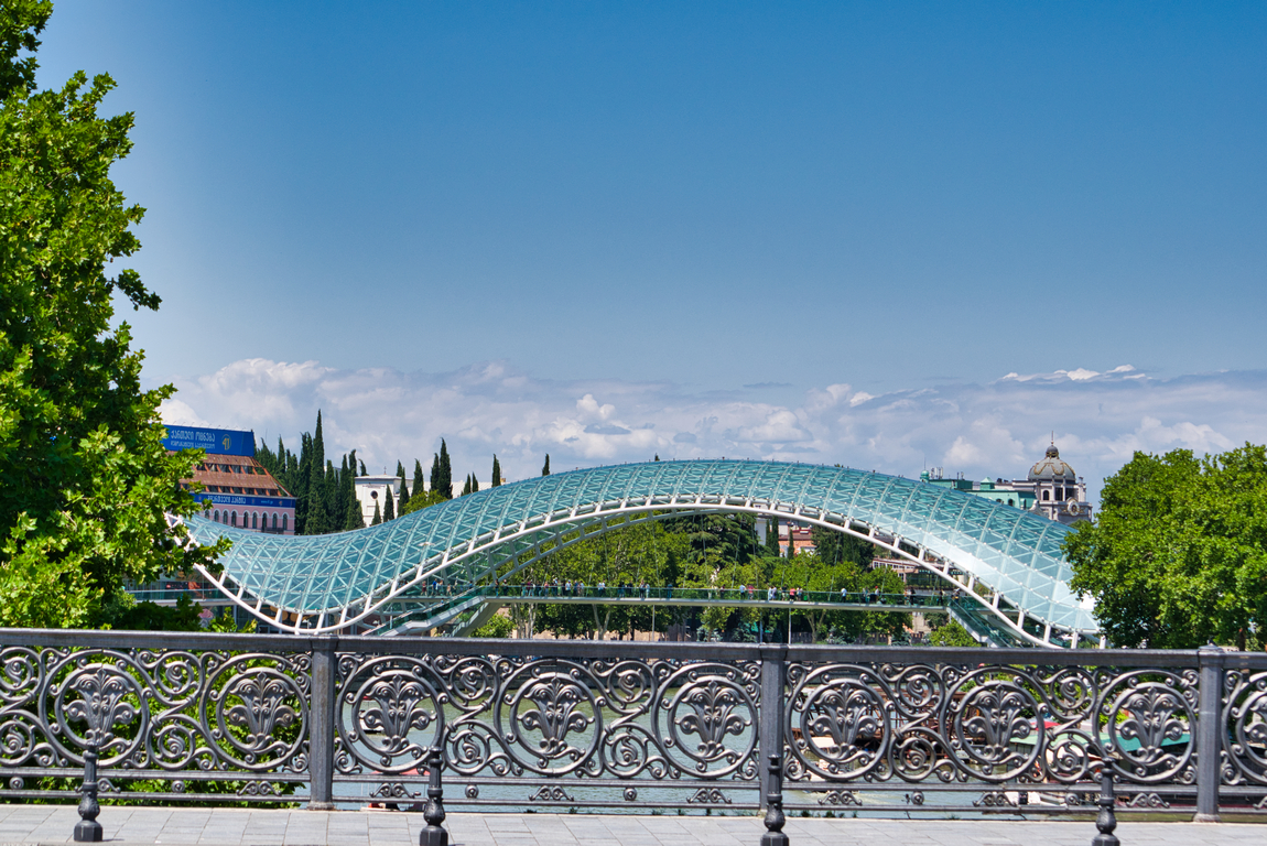 <p>Мостът на мира е пешеходен мост, намиращ се в столицата на Грузия &ndash; Тбилиси, построен по инициатива на грузинския президент Михаил Сакашвили. Състои се от 156 м висока стоманена конструкция, покрита със стъкло и крепяща се на четири опори. Архитект на моста е италианецът Микеле Де Лучи</p>