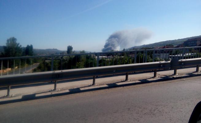  Нов пожар пламна край Дупница. Гори гората над тунела на основен път Е-79. Пламъците бушуват на към 100 метра над самия тунел. 