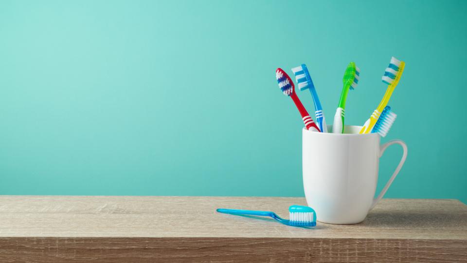 <p><strong>Поставката за четката за зъби</strong></p>

<p>Колкото и добре да почистваме четката си за зъби, след като сме я използвали, винаги част от водата попада в поставката. Именно там е идеалното място, където да се развият бактерии.</p>

<p><em>Съвет: Веднъж или два пъти седмично можете да почистите поставката в съдомиялна машина или да я измиете със сапун и топла вода, а след това подсушите с кърпа.</em></p>