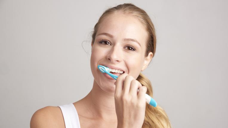 10 натурални начина за избелване на зъбите в домашни условия