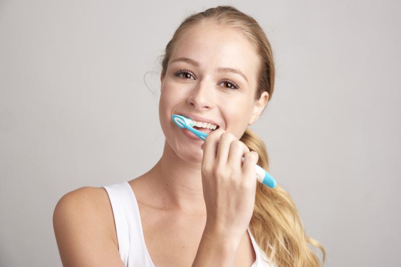 <p><strong>Ягоди</strong></p>

<p>Ягодите съдържат естествени избелващи агенти и са идеални за почистване на зъбите. За лесно и бързо приложение, можете да направите каша и да я използвате като паста за зъби или да натриете целите плодове върху зъбите си. След процедурата измийте зъбите си с паста за зъби.</p>