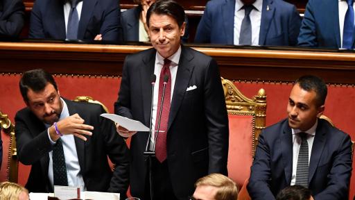  Джузепе Конте (в средата) и Матео Салвини (седналият вляво) 